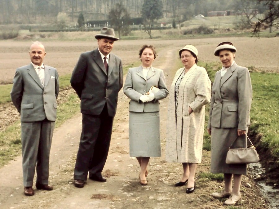 Meine Mutter und meine beiden Großväter und Großmütter