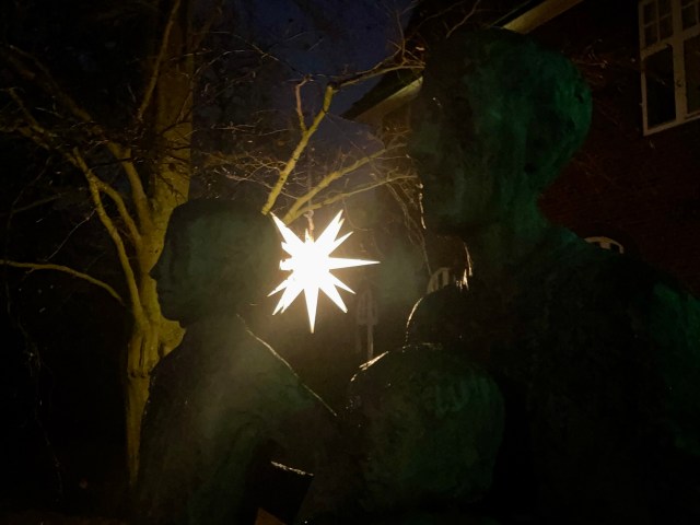 Herrrnhuter Stern vor dem Hauptgebäude der Pestalozzi-Stiftung