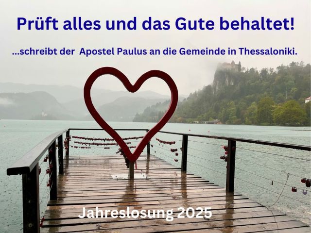 Das Foto zeigt ein großes rotes Herz auf einem Steg am Ufer des Sees in Bled im strömenden Regen.